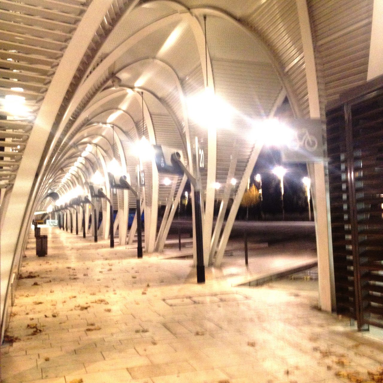 La gare routière d’Aix en Provence la nuit.