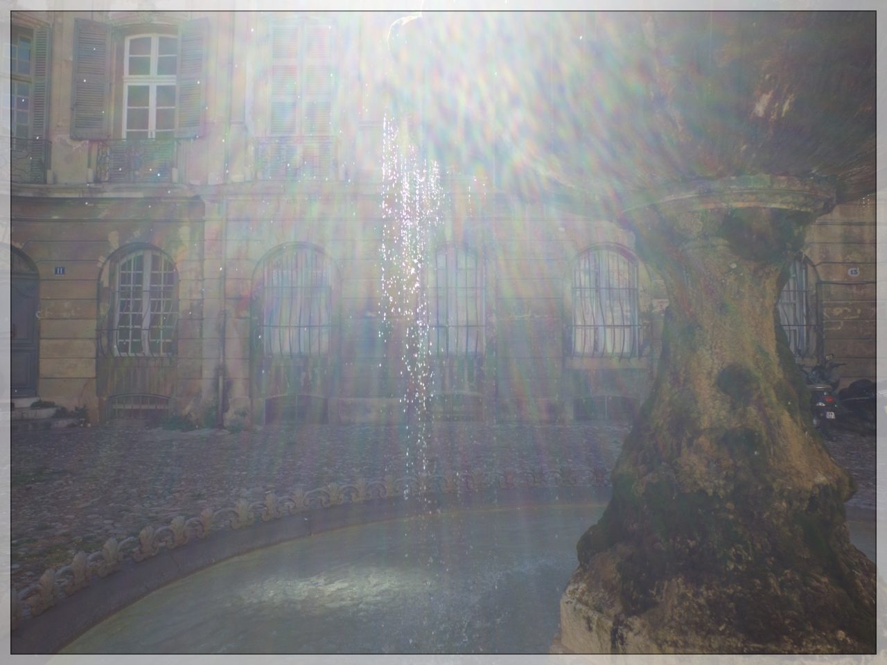 La fontaine d cela parce Albertas à Aix en Provence, nimbée de lumière.
