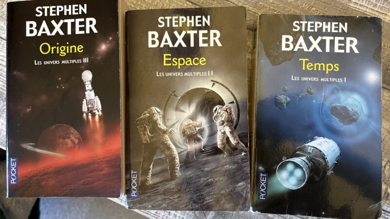 Matinée chaude et 3 bouquins dans une boite à livres.